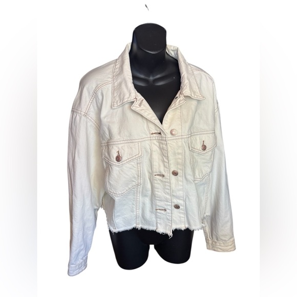 wild fable Jackets & Blazers - Wild Fable Cropped Denim Trucker Jacket Women's Size medium Ivory
Frayed Hem